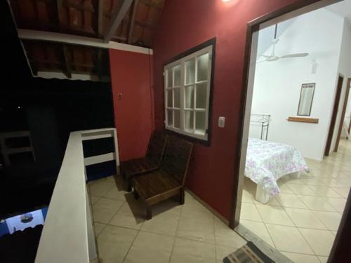 Chalé Condominio Linda Vista في بينيدو: غرفة بها درج وغرفة نوم بها سرير
