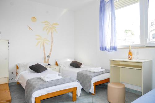 Posteľ alebo postele v izbe v ubytovaní Apartments Beach Dugi rat