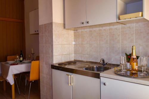 Kuchyňa alebo kuchynka v ubytovaní Apartments Beach Dugi rat