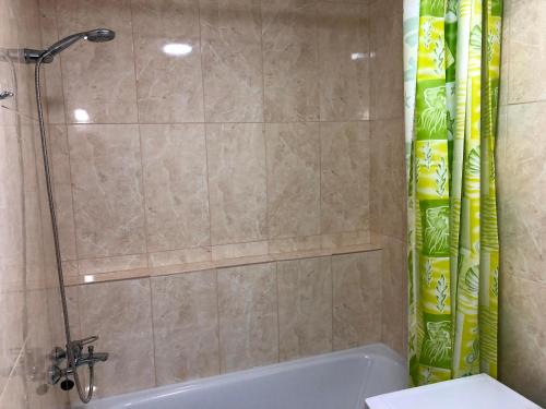 ein Bad mit einer Dusche, einer Badewanne und einem Waschbecken in der Unterkunft GIL apartments, Korzo 7,2 centre in Uschhorod