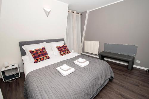 a bedroom with a bed with towels on it at Appartement near Disney Parks in Chessy