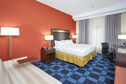 Säng eller sängar i ett rum på Holiday Inn Express and Suites Columbia University Area, an IHG Hotel
