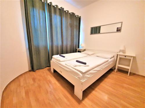 プラハにあるEpstein Apartmentsのベッドルーム1室(ベッド1台、鏡付きテーブル付)