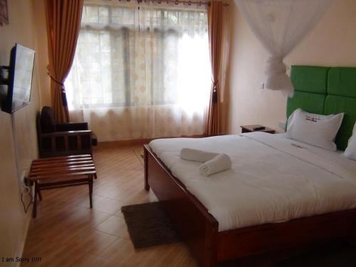 Кровать или кровати в номере Vienna Woods Hotel Nakuru