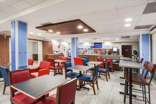 a restaurant with tables and chairs and a counter at Holiday Inn Express Hotel & Suites Clewiston by IHG in Clewiston