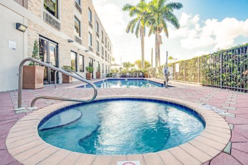 クルーイストンにあるHoliday Inn Express Hotel & Suites Clewiston, an IHG Hotelの建物中央のスイミングプール