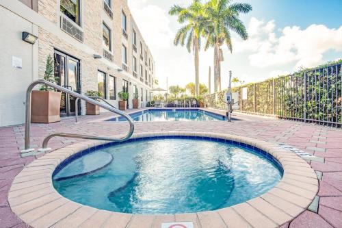 a swimming pool in the middle of a building at Holiday Inn Express Hotel & Suites Clewiston by IHG in Clewiston
