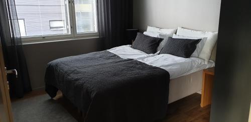 een bed met witte lakens en kussens in een slaapkamer bij Levin Kunkku C 7 in Levi