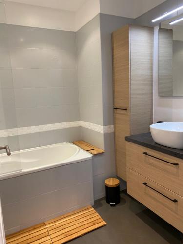 une salle de bain avec une baignoire blanche et un lavabo dans l'établissement Chic and Cosy apartment GV Port Garibaldi, à Nice