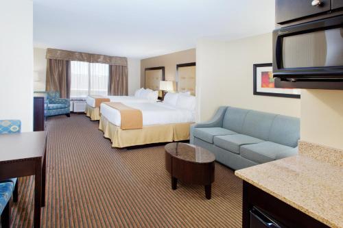 سرير أو أسرّة في غرفة في Holiday Inn Express Hotel & Suites Cordele North, an IHG Hotel