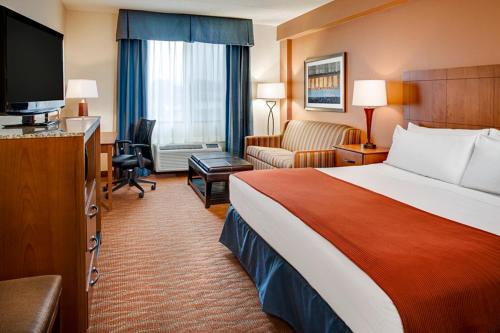 Säng eller sängar i ett rum på Holiday Inn Express Hotel & Suites Coralville, an IHG Hotel