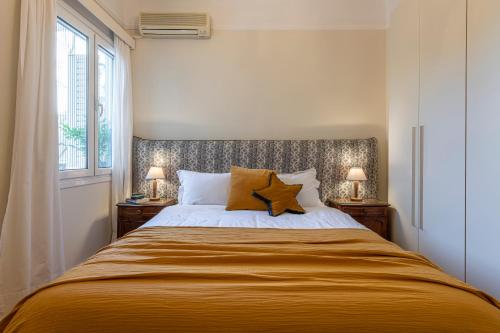 Un pat sau paturi într-o cameră la Hidesign Athens Plaka Apartment in Acropolis