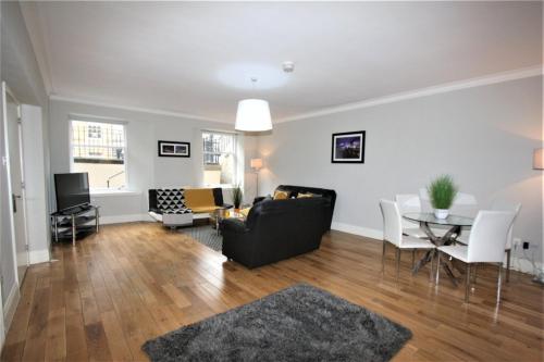 uma sala de estar com um sofá e uma mesa em Dreamhouse Apartments Glasgow St Vincent Street em Glasgow