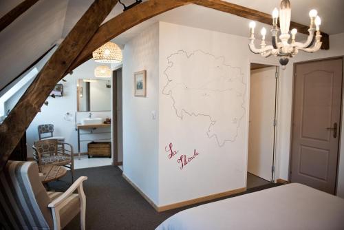 a bedroom with a map of australia on the wall at Gîte La feuille d'Acanthe in Bucilly