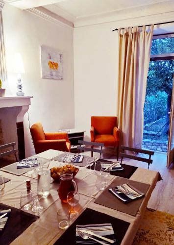 - une salle à manger avec une table et des verres à vin dans l'établissement Chambre d'hôtes face au lavoir, à Méthamis