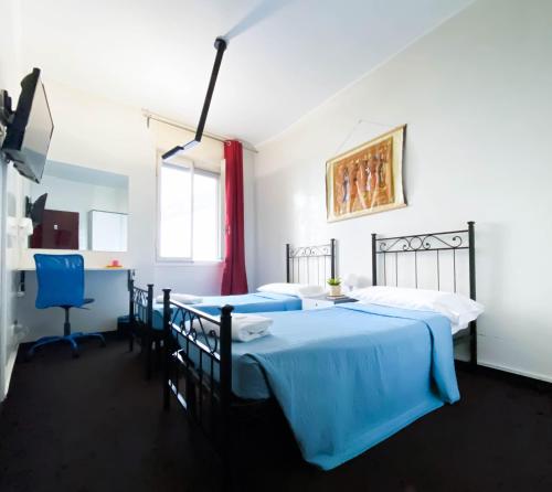 1 dormitorio con 2 camas, mesa y sillas en I Am Here - Gioia66 en Milán