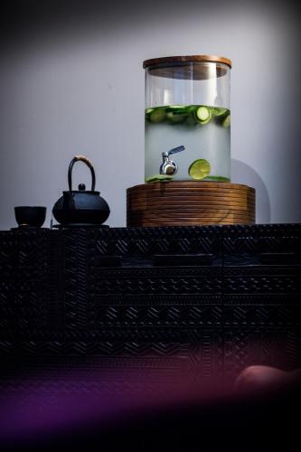 a tank of water with cucumbers in it at Hôtel L'Incomparable Aix-Les-Bains in Tresserves