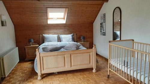 מיטה או מיטות בחדר ב-Gîte l'Amandina - Porcheresse