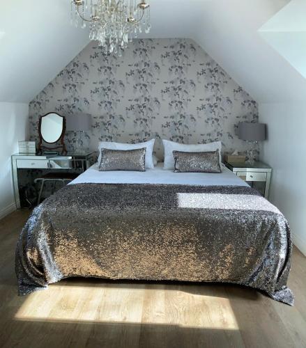 A bed or beds in a room at Harford en-suite Rooms