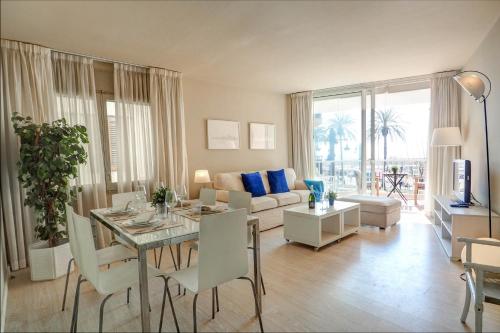 A seating area at La Gioia 1 by Hello Homes Sitges