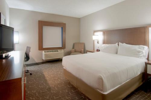 A bed or beds in a room at Holiday Inn Express & Suites Nashville-I-40 & I-24(Spence Lane), an IHG Hotel