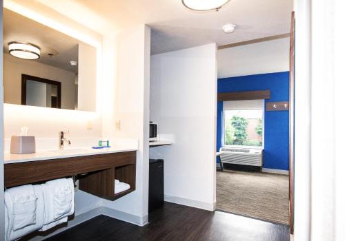 Ванная комната в Holiday Inn Express Hotel & Suites Nashville Brentwood 65S