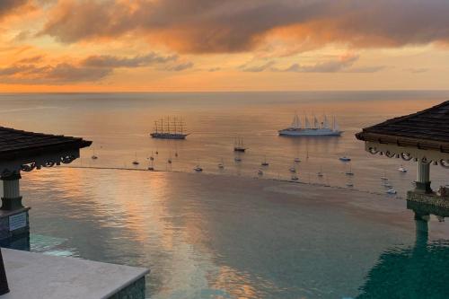 een uitzicht op een haven met boten in het water bij Tropical Hideaway in Port Elizabeth