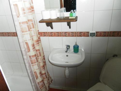 uma casa de banho com um lavatório e um WC em Dworek Lipowy Most em Supraśl