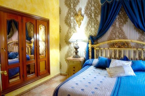een slaapkamer met een blauw bed en blauwe gordijnen bij Large chalet less than 5-minute distance to the beach by easyBNB in Torremolinos