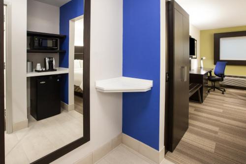 un espejo en una habitación con una pared azul en Holiday Inn Express Hotel & Suites Boston - Marlboro, an IHG Hotel, en Hudson