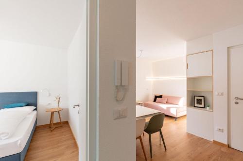 Apartamento pequeño con 1 dormitorio, escritorio y 1 cama. en Hus Appartement - Nr. 3 en Valdaora