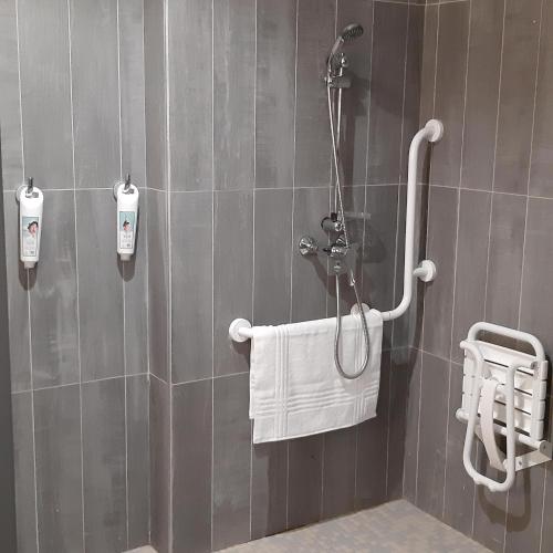 Bilik mandi di ibis Arles