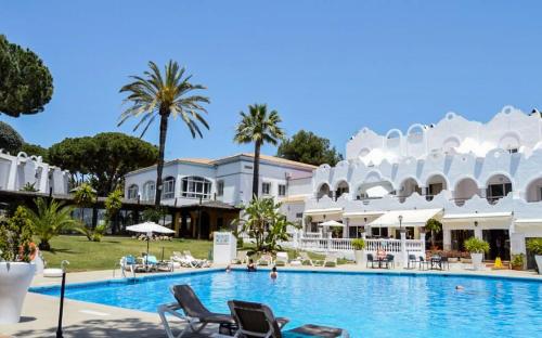 - Vistas a la piscina del complejo en Casa Danesa, en Marbella