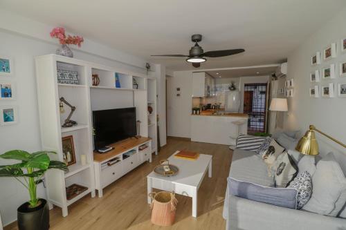 New sunny close to the beach sea views
