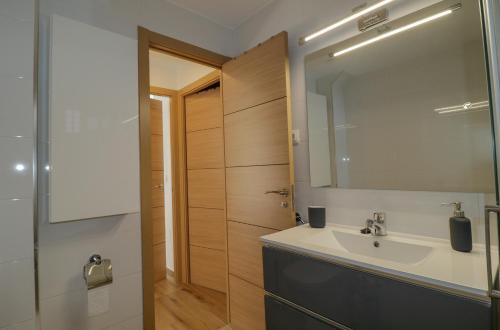 New sunny close to the beach sea views