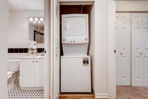 een wasmachine en droger in een witte kamer bij Global Luxury Suites at Hoboken Waterfront in Hoboken
