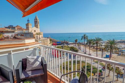 uma varanda com cadeiras e vista para o oceano em La Gioia 3 by Hello Homes Sitges em Sitges