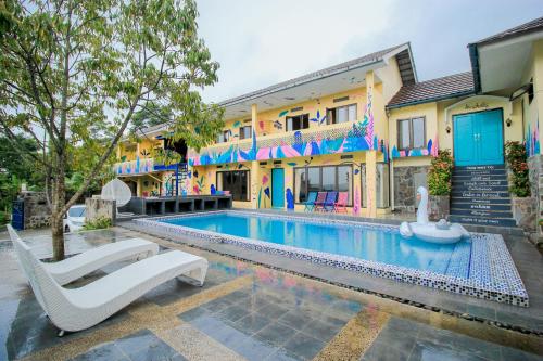 une piscine devant un bâtiment dans l'établissement d'Oasis Mountain Resort, à Puncak