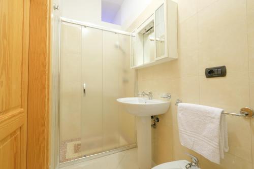 een badkamer met een wastafel, een douche en een toilet bij New Apartment Leuca in Leuca
