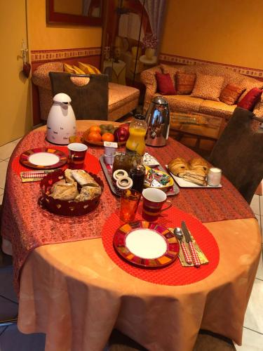 een tafel met eten en drinken erop bij Lagalerne in Neuville-du-Poitou