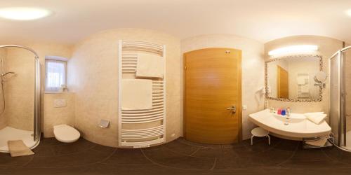 a bathroom with a sink and a shower and a toilet at Appartementhaus Sennhüttn in Finkenberg