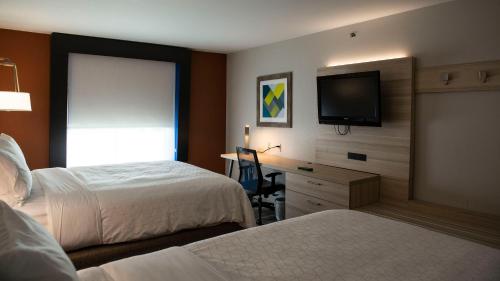Gulta vai gultas numurā naktsmītnē Holiday Inn Express Hotel & Suites Sedalia, an IHG Hotel