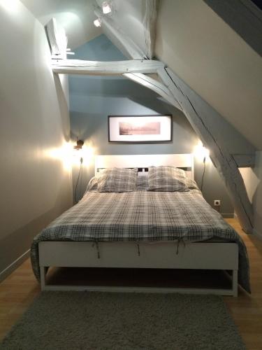 une chambre avec un lit dans un grenier dans l'établissement Les Palombes, à Rochecorbon