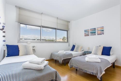 Postel nebo postele na pokoji v ubytování Lodging Apartments Beach Apartment Villa Olimpica