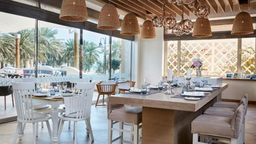 InterContinental Doha Beach & Spa by IHGにあるレストランまたは飲食店