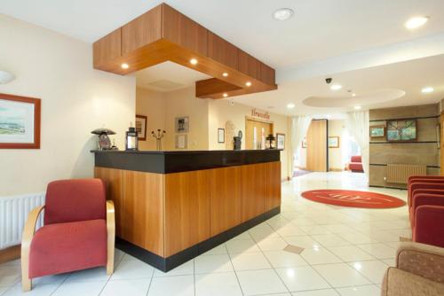 cocina con encimera y silla roja en The Lodge at Woodenbridge en Arklow