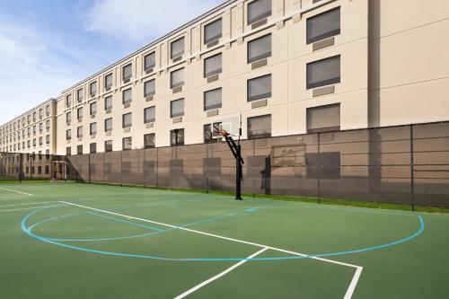 un campo da tennis di fronte a un edificio di Holiday Inn Houston Intercontinental Airport, an IHG Hotel a Houston