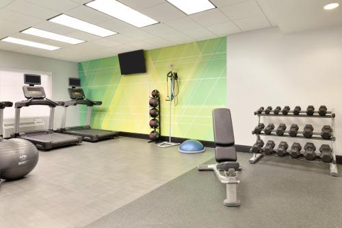 sala fitness z siłownią z ciężarkami w obiekcie Holiday Inn Houston Intercontinental Airport, an IHG Hotel w mieście Houston