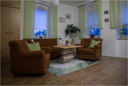 ein Wohnzimmer mit 2 Stühlen und einem Tisch in der Unterkunft Ferienwohnung K4 in Freital
