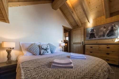 Un pat sau paturi într-o cameră la ODYSSEE B201 - Magnifique Duplex sur les pistes